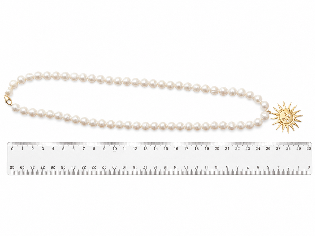 Collar de Perlas de Río con Colgante Sol Chapado en Oro |Edición Alba Valentina